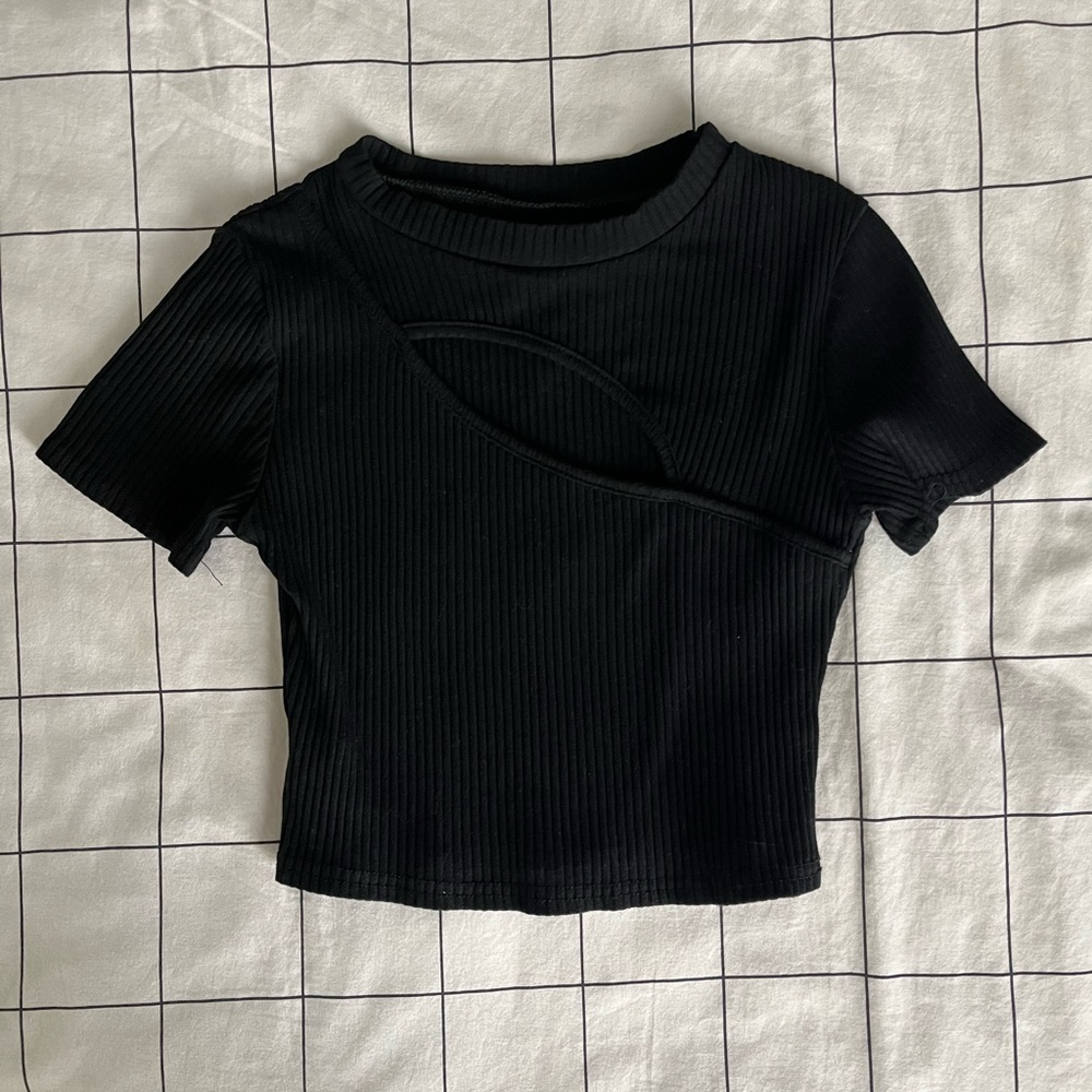YesStyle Cropped Black Crop Top with Cutout in Middle. Size Small